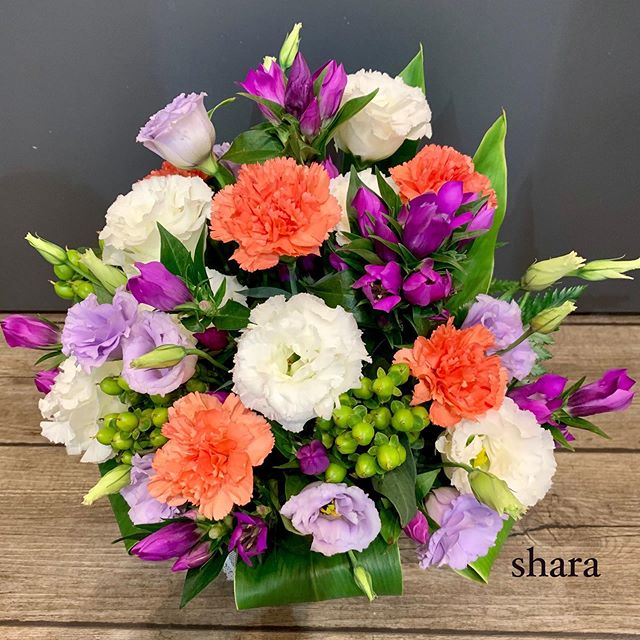 ︎ 芥見shara ︎．おはようございます。お供えのアレンジです．オレンジと紫で秋らしく落ち着いた色合いですね。．@flowergiftshara